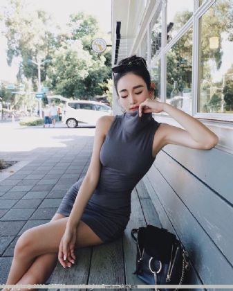 浓密的口水流入了妈妈的嘴里