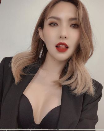 月满萱红