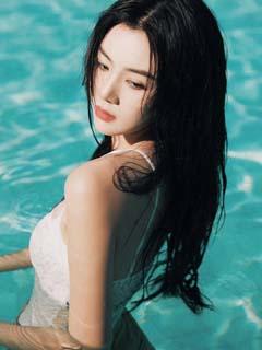 女友在泳池被干