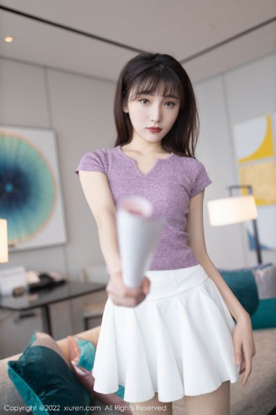 何人初媚月