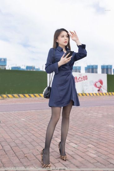 在暴露中慢慢迷失的女孩
